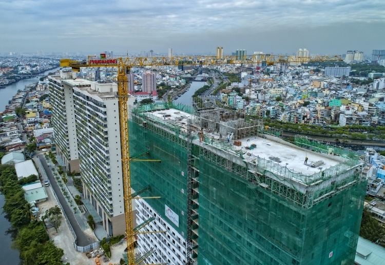 Cất nóc tháp C Diamond Lotus Riverside: Bức tường xanh khổng lồ giữa lòng Sài Gòn