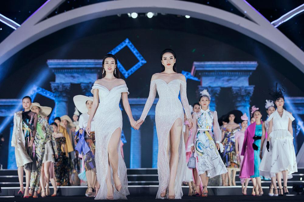 Hoa hậu Mỹ Linh, Kỳ Duyên đẹp như "tạc tượng", nắm tay cùng catwalk