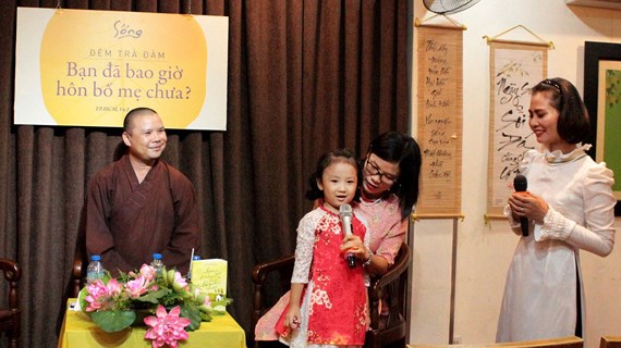 Bạn đã bao giờ hôn bố mẹ chưa?