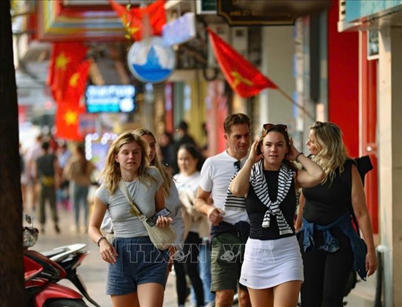 Việt Nam đón gần 17,2 triệu lượt khách quốc tế trong 10 tháng năm 2025