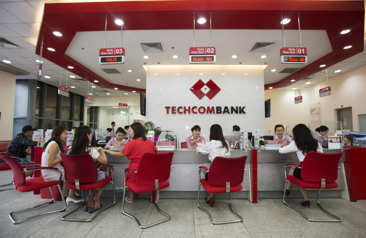 Techcombank triển khai chương trình “25 năm gắn kết yêu thương - trao ngàn quà tặng”