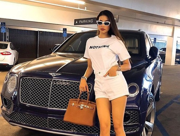 Không còn váy áo đính kết lụa là, Phạm Hương đơn giản năng động với quần jean và áo sơmi