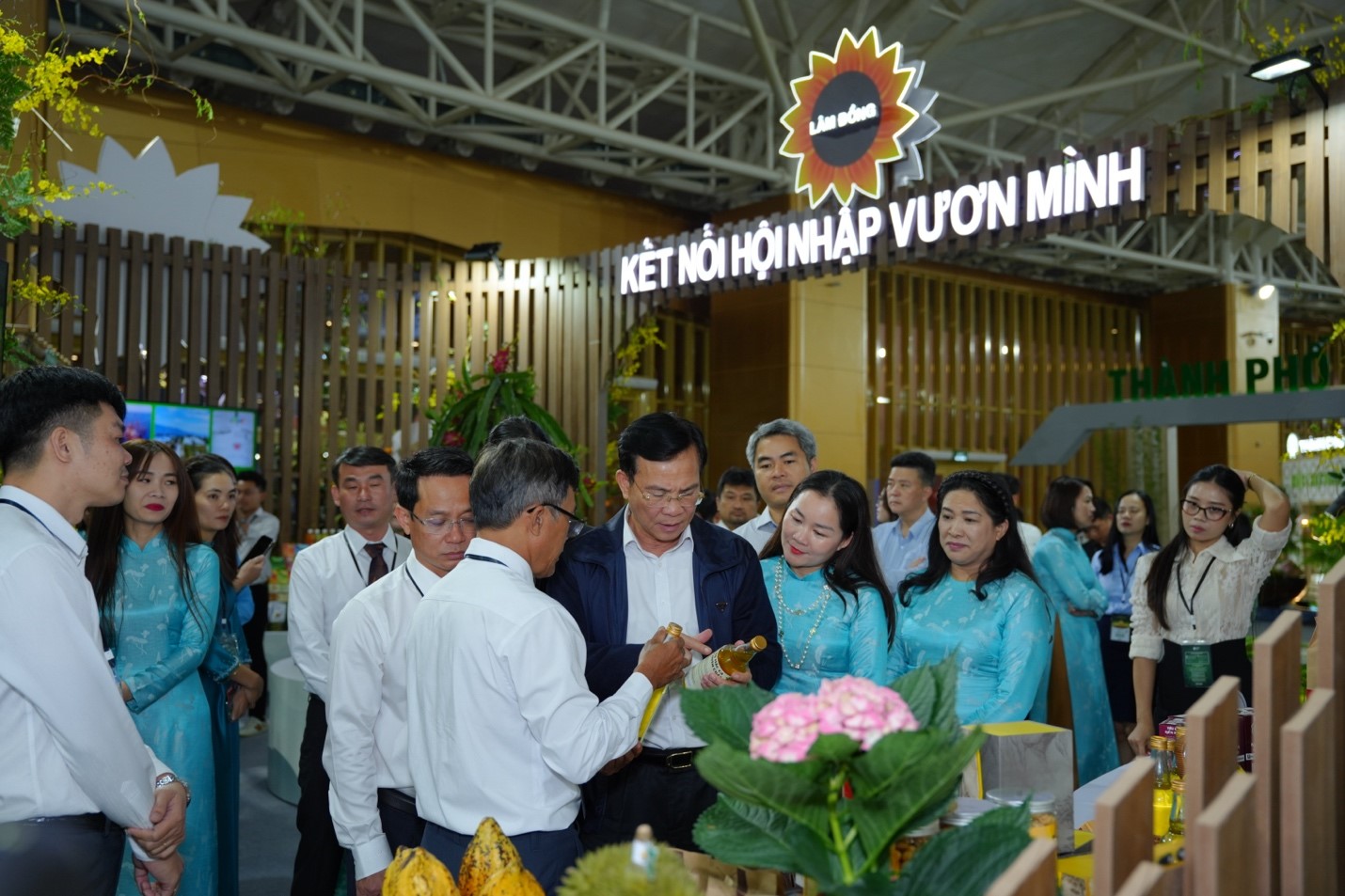 Lâm Đồng thu hút hàng nghìn khách tham quan tại Hội chợ mùa Thu 2025