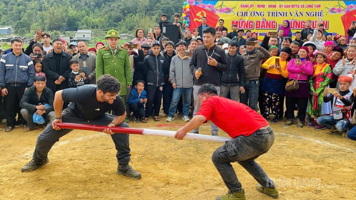 Lùng Tám đón khách bằng sắc màu văn hóa