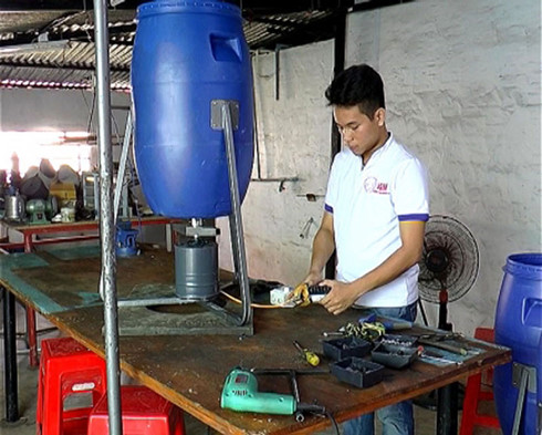 9X trở thành triệu phú từ sáng chế cho tôm ăn