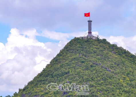 Ngắm Quốc kỳ trên đỉnh Núi Rồng