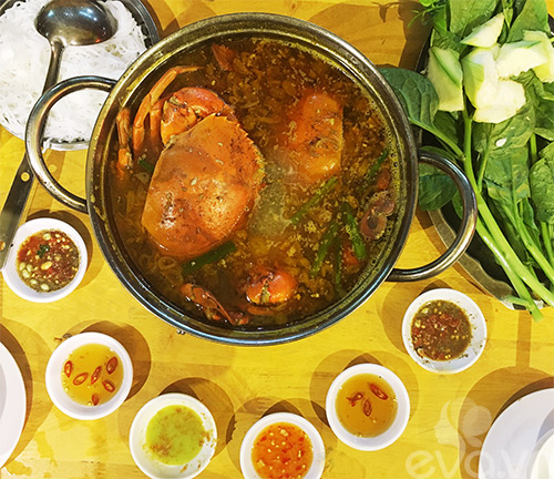 Xì xụp lẩu cua Cà Mau lề đường thơm ngọt chắc thịt