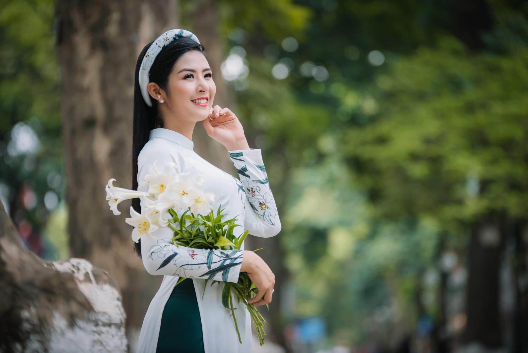 Loạt ảnh áo dài đưa Tiểu Vy chạm tới vương miện và cuộc gặp "định mệnh" với Ngọc Hân