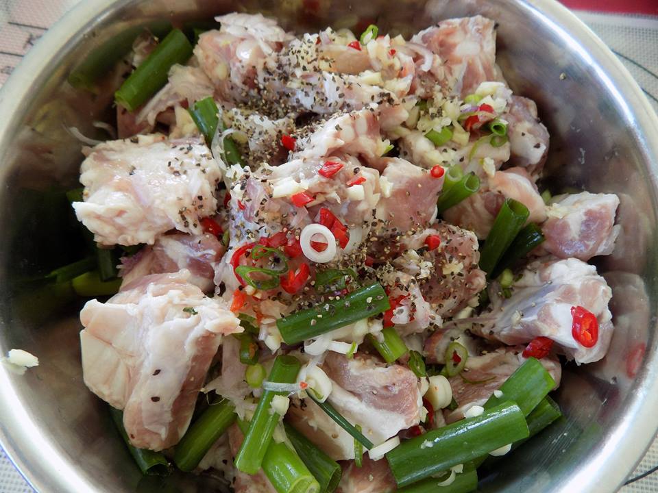 Ngon tuyệt cú mèo món sườn non kho đậm đà, người 'tay mơ' cũng làm được