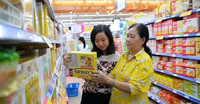 Thị trường tết tràn ngập bánh kẹo ngoại