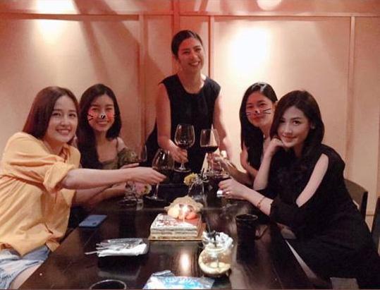 Phát hiện hội bạn thân toàn Hoa hậu, vừa xinh lại còn ăn mặc đẹp