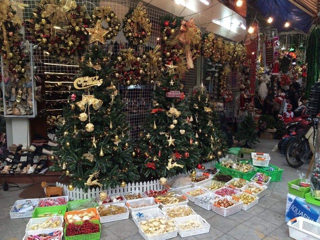Không khí mua sắm Noel bắt đầu nhộn nhịp
