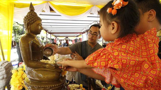 Songkran 2019: Bangkok bùng nổ với các màn té nước vui hết nấc, người dân Yangon lại 'té xà phòng' độc đáo