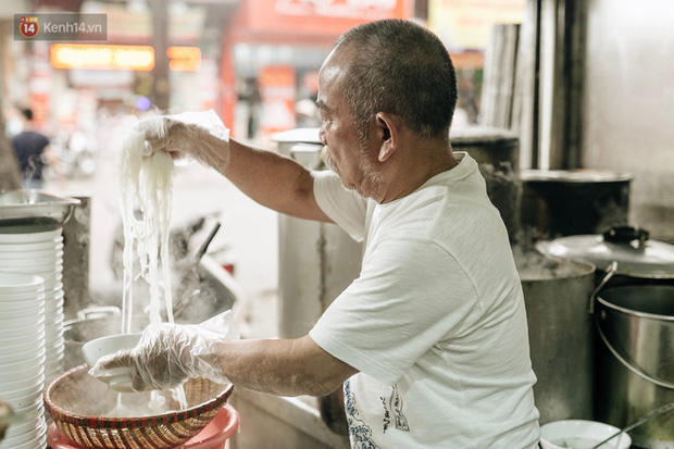 Phở Hà Nội nổi tiếng thì ai cũng biết, nhưng chỉ có 6 quán từng được lên báo nước ngoài, khách Tây đến thử đông nghịt