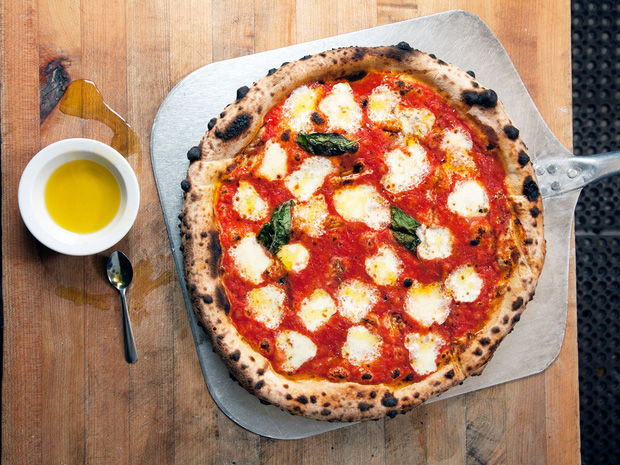 “Khi bạn mua pizza ở Ý, nhà hàng sẽ không bao giờ cắt sẵn bánh cho bạn”: Lý do đằng sau khiến cả thế giới phải thán phục