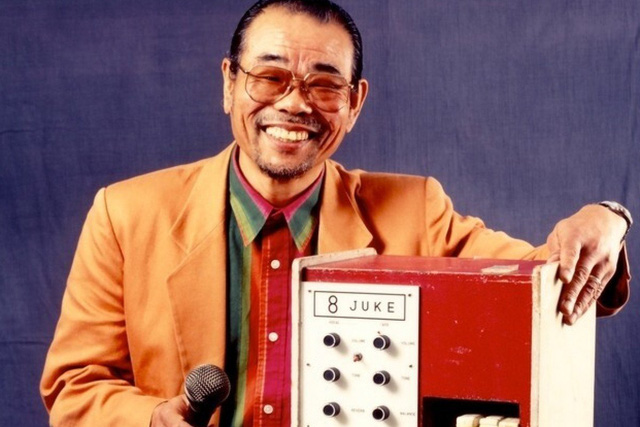 Cha đẻ của máy hát karaoke hóa ra lại là một gã đánh trống mù nhạc lý, người bỏ lỡ hàng trăm triệu USD vì "quên" đăng ký bản quyền