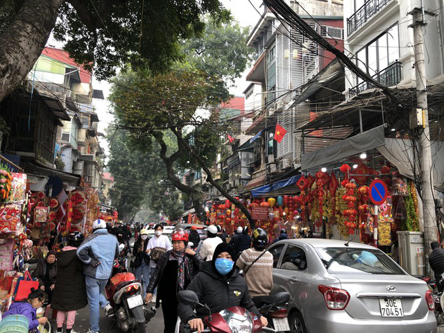 Đến hẹn lại lên, người dân chen chân ở phố Hàng Mã sắm Tết