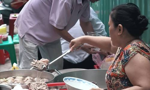 Quán bánh canh bán bò viên to như bóng tennis ở Sài Gòn