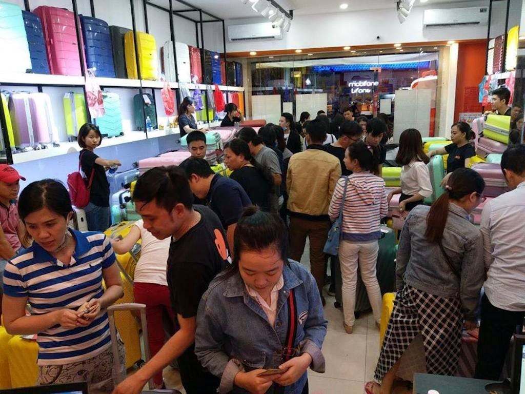 Vali, balô, túi xách... đắt hàng ngày cận Tết