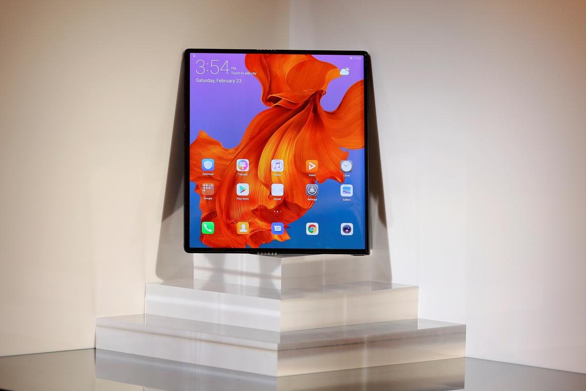 Huawei ra mắt điện thoại gập 5G giá cao ‘ngất ngưởng’