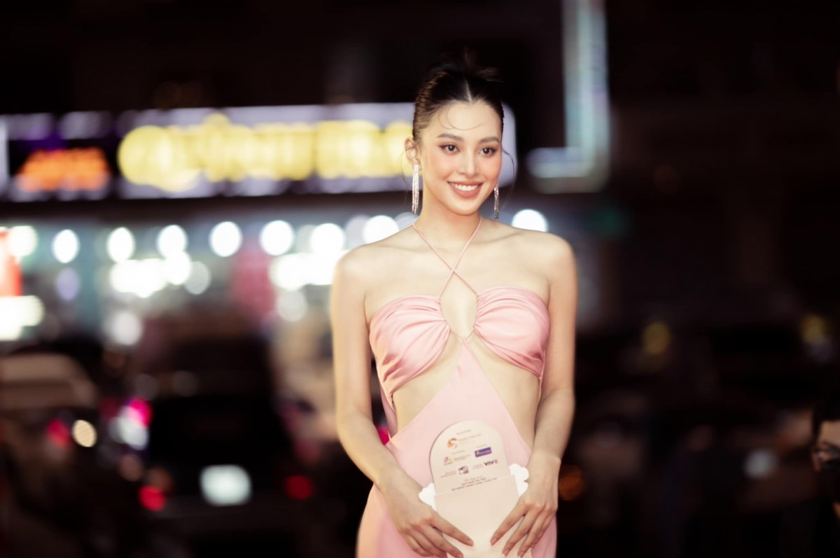 Tiểu Vy diện váy cut-out táo bạo khoe sắc vóc xứng danh “người đẹp ngàn năm có một“