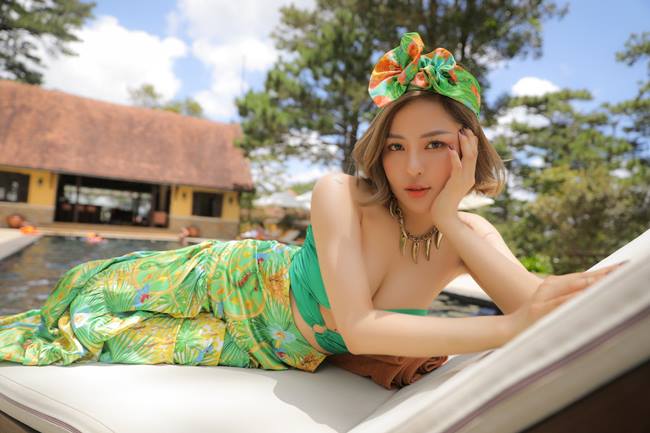 Trâm Anh quyến rũ với áo váy áo tôn nét nữ tính