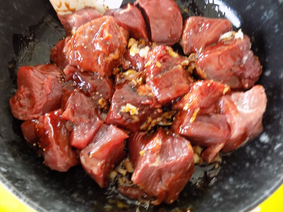 Trổ tài làm cơm bò lúc lắc ngon như ngoài hàng