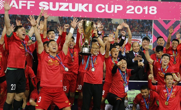 Sao Việt xuống đường ‘đi bão’ ăn mừng U23 Việt Nam vô địch AFF Cup 2018