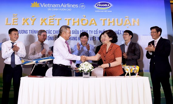 Sữa Vinamilk với bao bì thiết kế riêng lên các chuyến bay của Vietnam Airlines