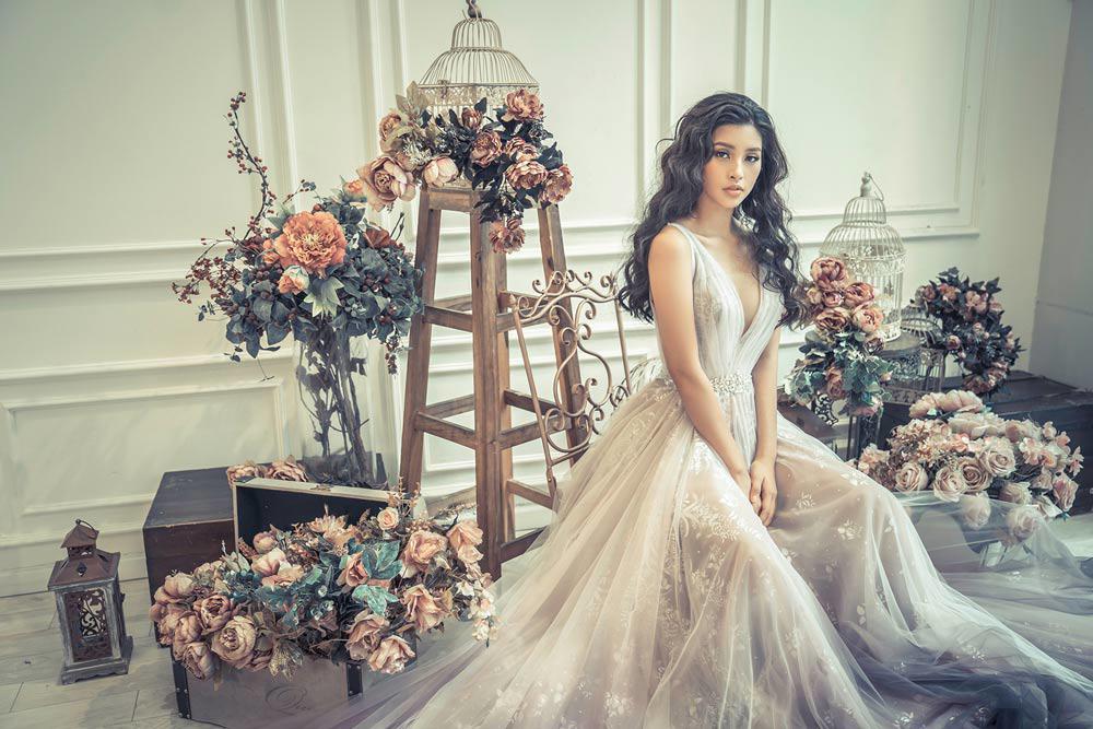 Vừa vào Top 30 Miss World, Tiểu Vy diện váy xẻ ngực sâu hút khoe vòng một tuyệt mỹ