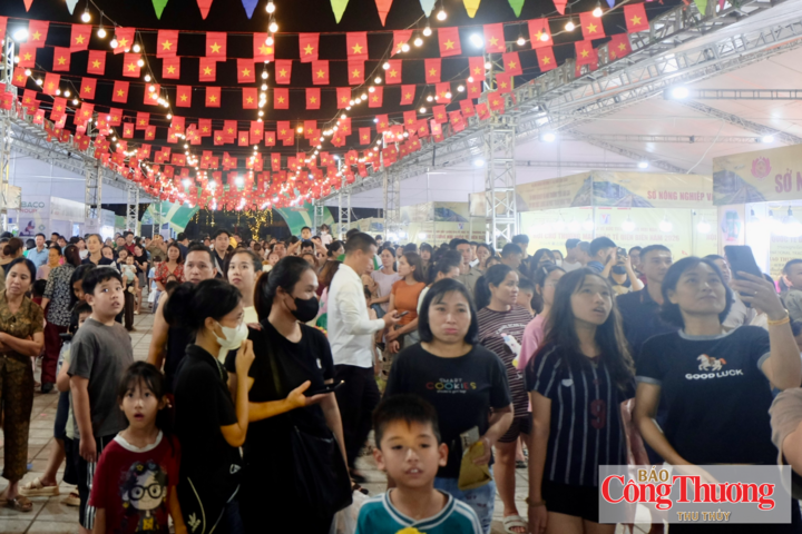Hội chợ thương mại quốc tế Điện Biên năm 2026 thu hút đông đảo người dân và du khách.