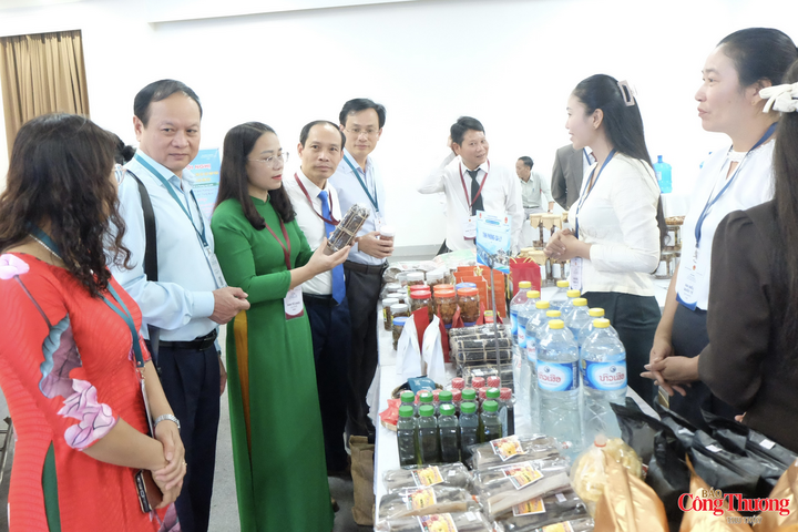 Các gian hàng trưng bày đa dạng các sản phẩm của tỉnh Điện Biên, 6 tỉnh Bắc Lào và huyện Giang Thành, tỉnh Vân Nam (Trung Quốc).