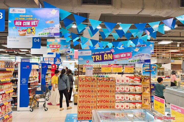 Co.opmart Vĩnh Long giảm giá 20–50% nhiều mặt hàng, kết hợp tặng quà nhằm kích cầu tiêu dùng.