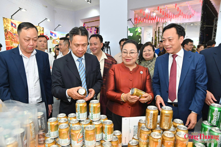 Các đại biểu tham quan gian hàng tại buổi lễ khai mạc. Ảnh: Nam Nguyễn