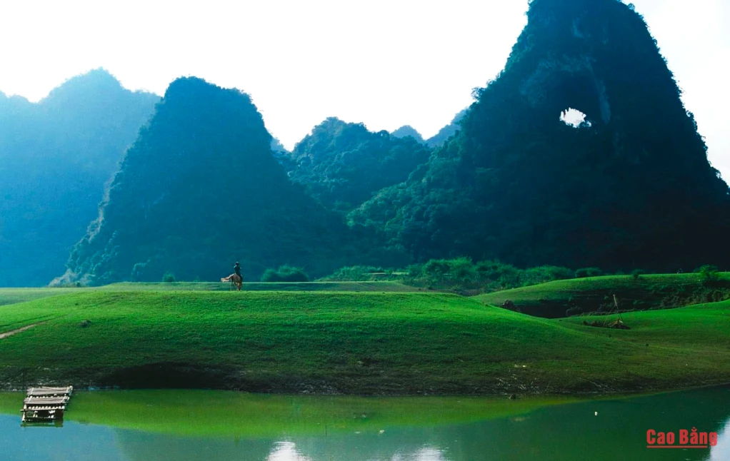 Núi Mắt Thần mang vẻ đẹp độc đáo giữa không gian núi rừng Cao Bằng.