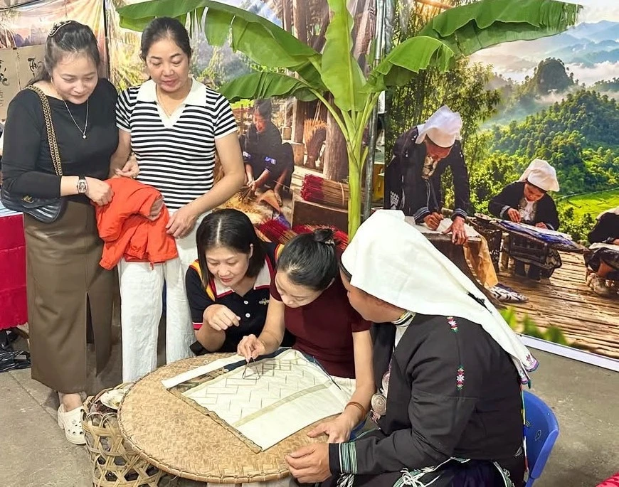Các hoạt động trình diễn văn hóa truyền thống, trải nghiệm di sản và giới thiệu sản phẩm địa phương góp phần lan tỏa bản sắc văn hóa các dân tộc Cao Bằng.