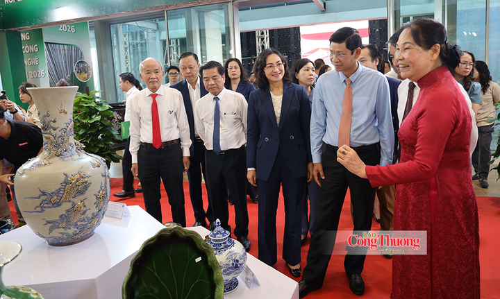 Thứ trưởng Bộ Công Thương Phan Thị Thắng cùng các đại biểu tham quan gian hàng gốm Bát Tràng.
