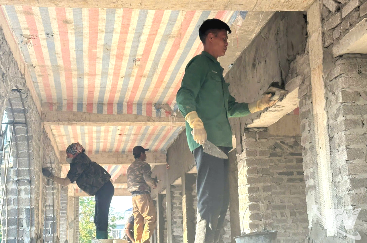 Tranh thủ thời tiết thuận lợi, nhà thầu huy động nhân lực để tập trung hoàn thiện các công trình ở phường Vạn Xuân.
