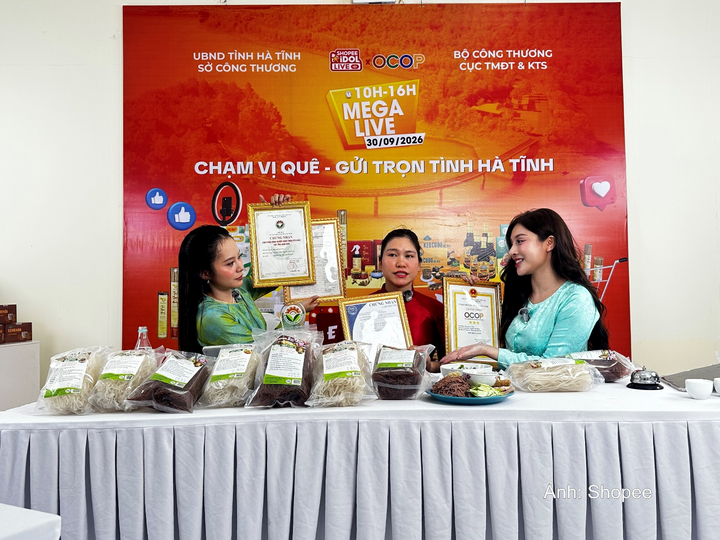 Đại diện Bún Sạch An Tâm quảng bá sản phẩm tại phiên livestream trên Shopee Live ngày 30/9/2026.