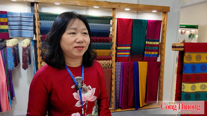 Bà Trần Thị Ngọc Lan, Chủ cơ sở sản xuất lụa cao cấp Lan Sơn Silk, Phó Chủ tịch Hội Làng nghề dệt lụa Vạn Phúc.