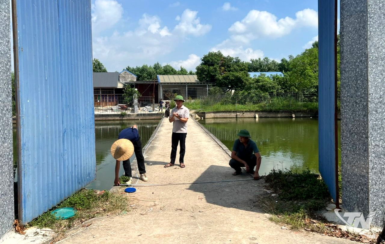 Trung tâm Quỹ đất Khu vực IV đang thực hiện kiểm đếm tại xóm Ngọc Minh, khu vực GPMB phục vụ Dự án KCN Thượng Đình.