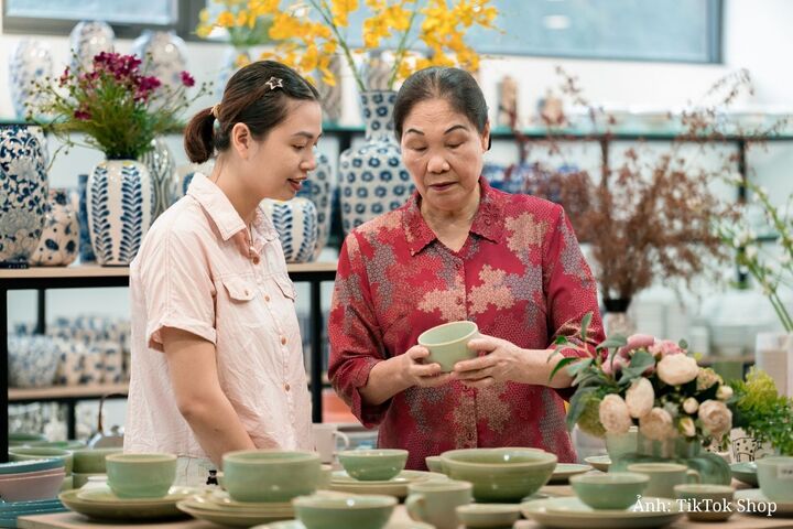 Nghệ nhân Hà Thị Vinh là một trong những nữ lãnh đạo tiêu biểu được TikTok Shop tôn vinh tại chiến dịch “Chủ Nữ 2026 - Nghĩ Lớn. Mở Lối