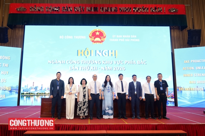 Thứ trưởng Bộ Công Thương Lương Hoàng Thái cùng đại diện Cục Thương mại điện tử (Bộ Công Thương), đại diện lãnh đạo thành phố Hải Phòng chụp ảnh lưu niệm cùng các đơn vị tại lễ ký kết