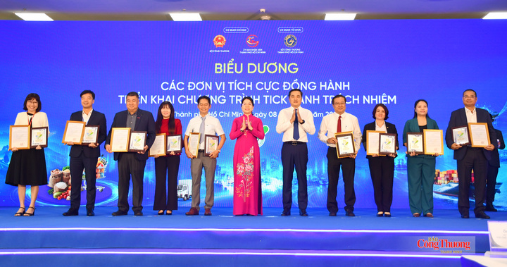 UBND TP. Hồ Chí Minh trao thư khen cho Sở Công Thương các tỉnh, thành và doanh nghiệp, hệ thống phân phối đã tích cực tham gia và có nhiều đóng góp quan trọng vào thành công của 