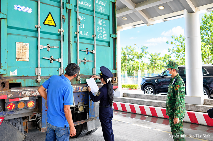 Hàng hóa thông quan qua cửa khẩu.