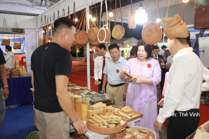 Bà Cao Xuân Thu Vân, Chủ tịch Liên minh Hợp tác xã Việt Nam thăm gian hàng thủ công mỹ nghệ tại hội chợ.
