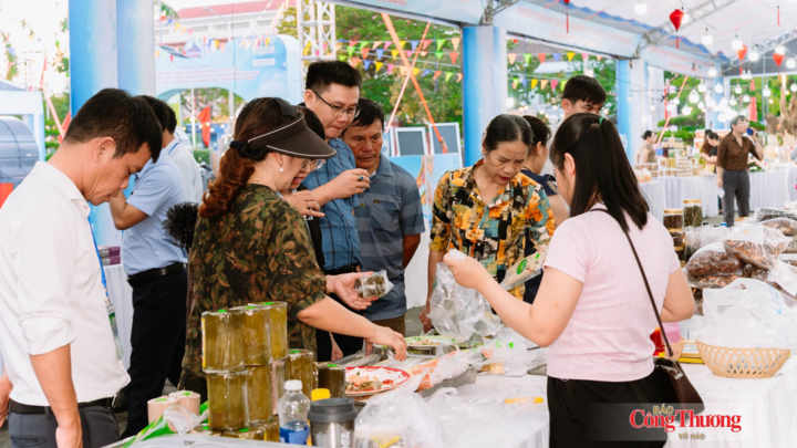 Người dân, doanh nghiệp tham quan, tìm hiểu các sản phẩm tại khu vực trưng bày, giới thiệu sản phẩm.