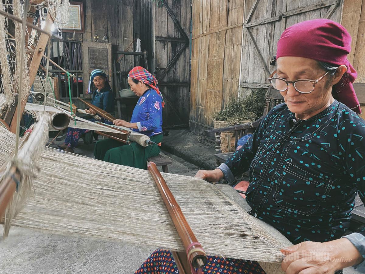 Phụ nữ Mông ở xã Lùng Tám duy trì nghề dệt lanh truyền thống.