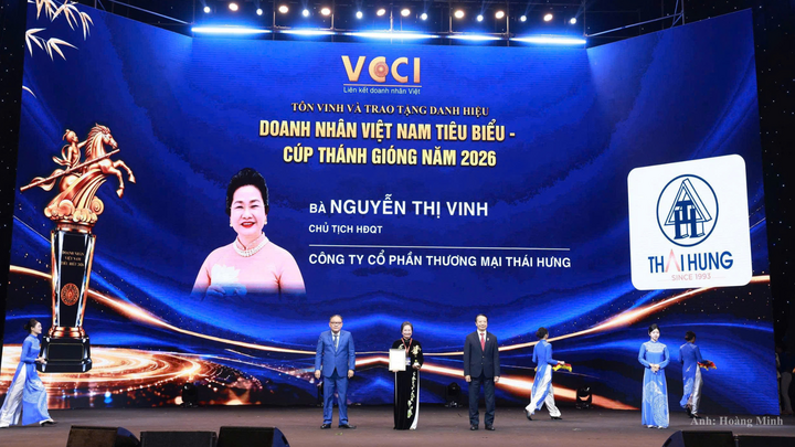 Bà Nguyễn Thị Vinh nhận danh hiệu 