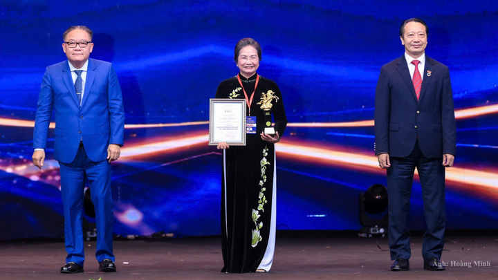 Bà Nguyễn Thị Vinh nhận danh hiệu 